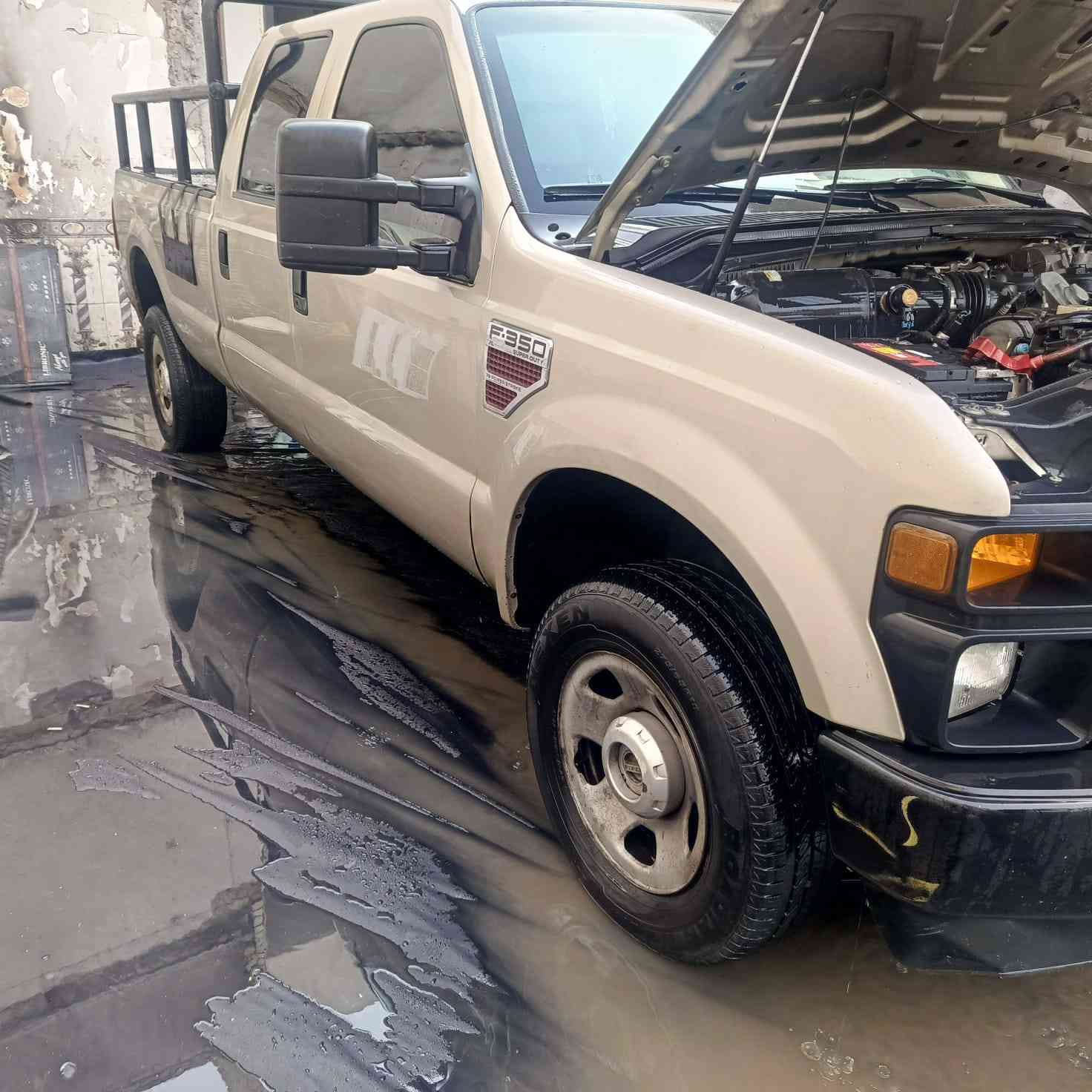 السلام عليكم عندي فورد موديل 2009 مكفوله كفاله عامه من كلشي من كير و مكينه و صدر و كشر سيارة نظيفه و جاهزة و انطي تراي للبصرة السيارة كاز السعر 130 و عنواني حي الجامعه رقم تلفوني :  ***********
