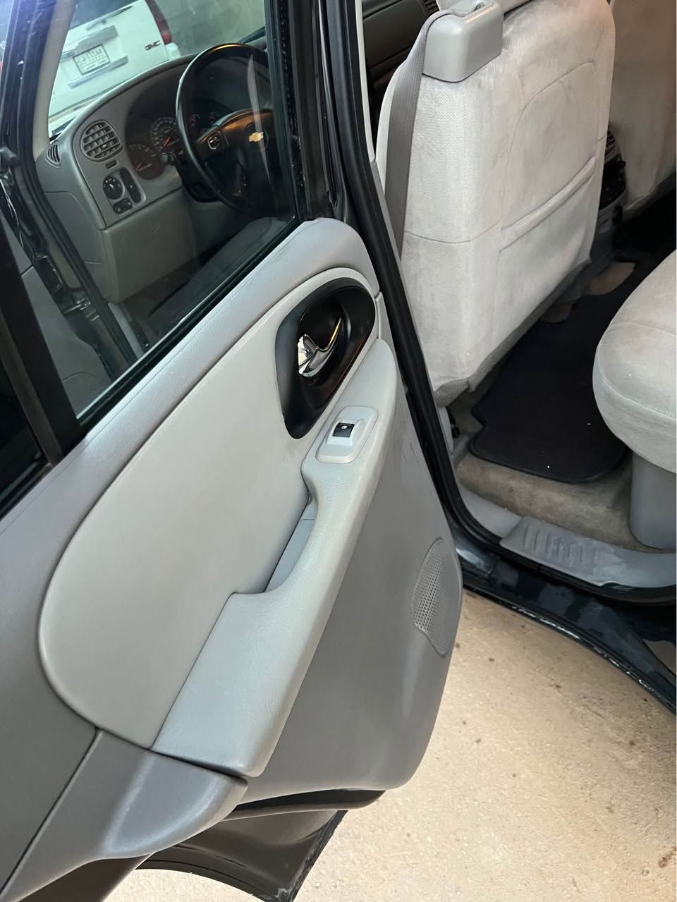 السلام عليكم بلايزر موديل ٢٠٠٧
سياره جديده بمعنى الكلمه بجم تاهو لاضربه ولاصبغ سونار موضح بصور  كير  ممتاز ومحرك جديد ب الكارتون 
تبريد فول تخم تاير حداديه ع شركة ماشيه ٨٠ الف سنويه ب اسمي تحويل او وكاله رقم الدولي مكان السياره بصرة
***********
السعر ١٢٢ البصرة, العراق
