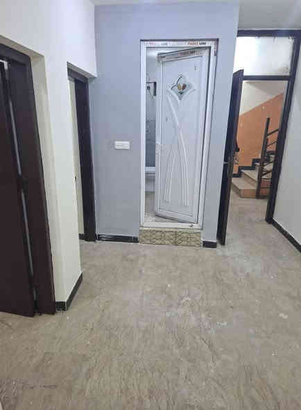 شقه للأيجار غرفتين وصاله مطبخ امريكي مفتوح على الصاله وصحيات ومخزن 
كل غرفه ٤×٥ وصاله كبيره طابق اول وتحتوي على مصعد يعمل على الوطني فقط كراده واقعه بين شارعي الداخل والخارج قرب دايموند مول للعوائل فقط فقط
***********
***********
