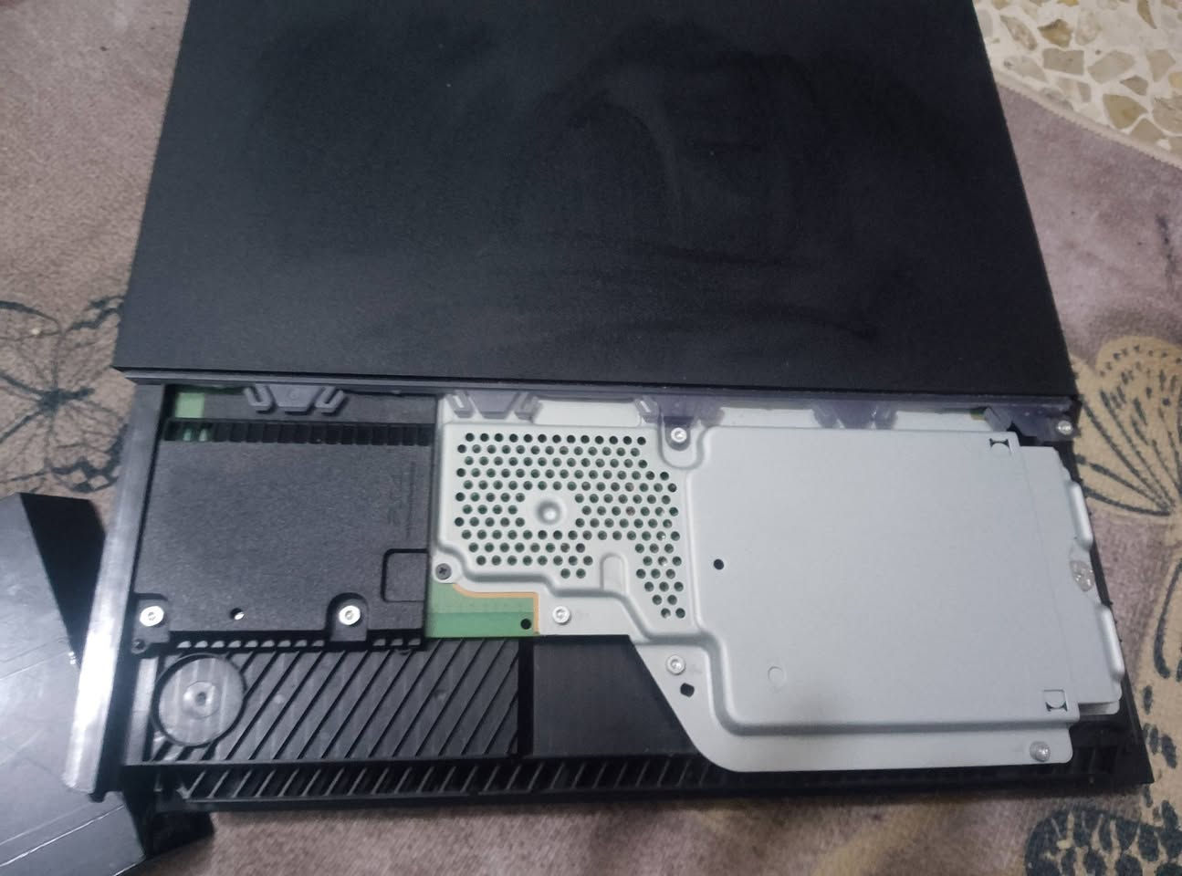 السلام عليكم بلي ستيشن فور فات مهكر السعر 180 وبي مجال الاتصال على هذا الرقم ***********
