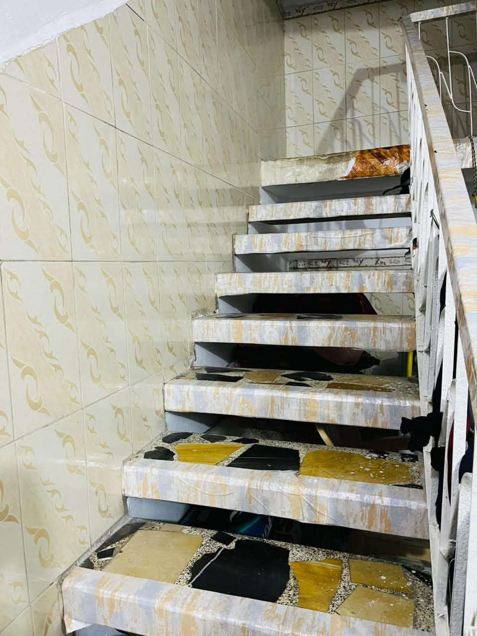 دار للبيع المساحة ٢٥٠ طابو صرف
البيت طابقين الاول كونكريت والثاني بي بيتونه كونكريت 
وغرفتين شيلمان 
المكان الحي العسكري مقابل بيت قاسم الكداد 
بيت حيدر طعمة ابو محمد 
للاستفسار ***********
