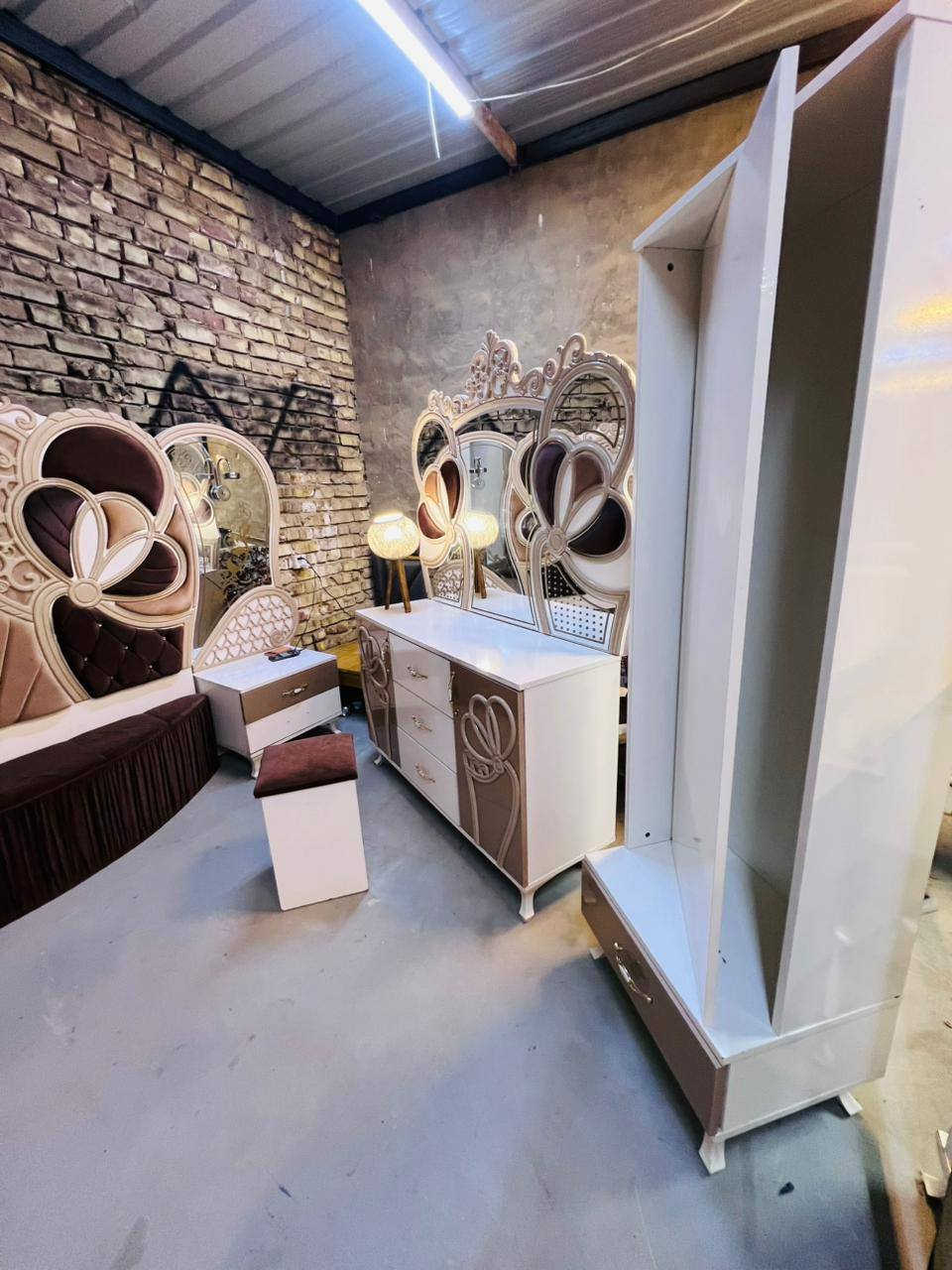 غرفة نوم مستعملة🇹🇷
نضافة90 ٪💯
عدد القطع / 9 لون مميز 
نضام / أبواب وأسلايت  💢 
سعرها / 850 قفل 💸
شد ونقل داخل بغداد مجاني🚛
يوجود توصيل محافضات 🚛
 🤩🤩🤩واتساب ***********
