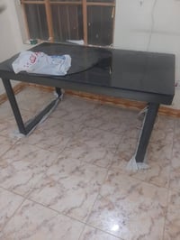 ميز طعام • زجاج ثقيل • استعمال قليل