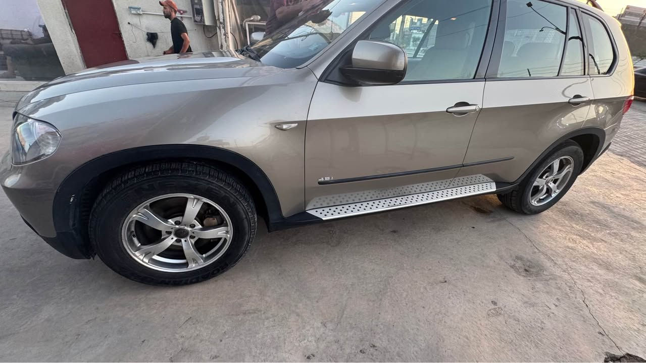 السلام عليكم 
للبيع.         BMW x5  xdrive E70 4.8
جاهزه بدون ضرر عدا باب الخلفي الصغير بارد فقط 
 رقم سليمانيه سنويه 2029
المواصفات:
داتا شو سرعه وأعطال واتجاهات 
- كشنات كهرباء + تدفئة مع ذاكرة جهتين للمقاعد الأمامية
- گير كوبرا اوتو + عادي+سبورت
- تحكم كامل بالستيرن مع أوامر صوتية 
- بردات ع جامات البيبان الخلفية.
- لايت عدسه LED  اصلي
- انارة ترحيب -
- تبريد قطعتين منفصل ثلج 
- چوبلس خلفي
- حداديه جديد مسويه 
- دخول ذكي بدون مفتاح 
-هوك سحب خلفي 
السعر  120$ ورقة وبيه مجال للشراي أو المراوس حسب القناعة 
رقم الهاتف *********** شط العرب, البصرة
