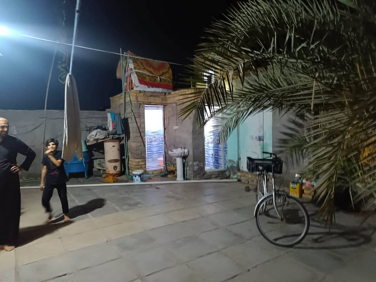 سلام عليكم بيت للبيع مساحه م 100 يم الا علاوي يحتوي عله غرفه نوم ومطبخ وتخاريج للستفسار عله الرقم الموجود ***********
