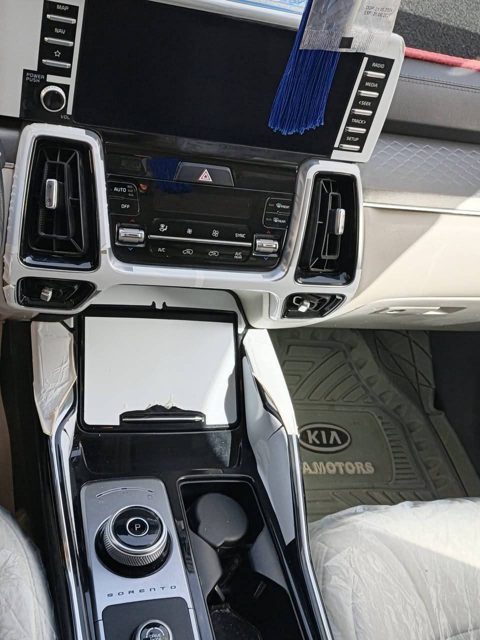 السلام عليكم
سورنتو 2023 

بصمات 2 

ماشية 35 الف 

رقم اربيل انكليزي 6 سلندر 

ملاحضه: بيها بارد خفيف باب السايق بدون صبغ 

مكان السيارة الديوانية 270 وبيها مجال 

للاستفسار ***********
