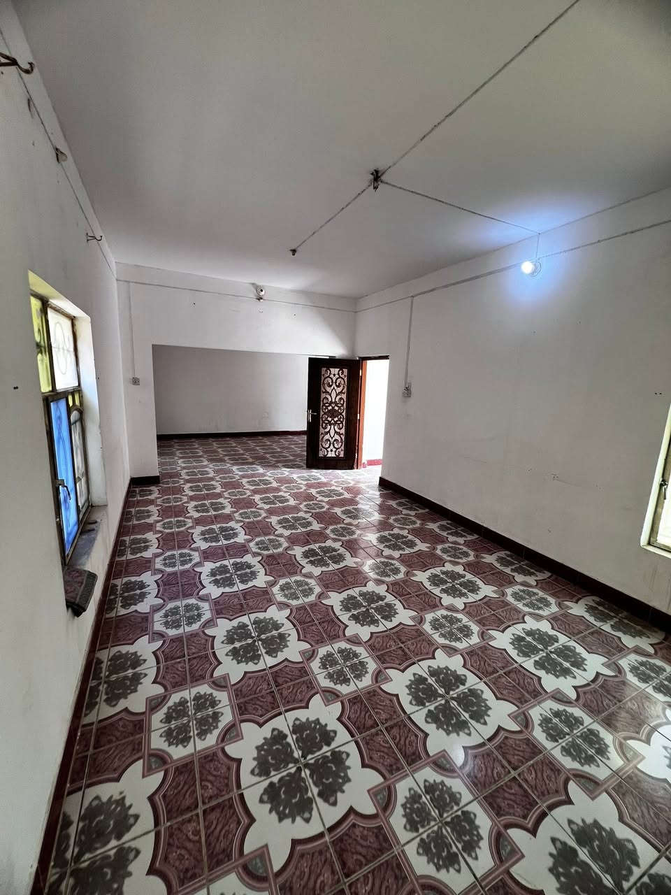 بيت طابق واحد بموقع استراتيجي (شارع السبيس)
معروض للبيع أو الإيجار، بأبعاد مميزة ومساحة واسعة تناسب أرقى المشاريع.
* الأبعاد والمساحات:
• المساحة الكلية: 350 متر مربع.
• مساحة البناء: 170 متر مربع.
• الواجهة: 25 متر (واجهة عريضة وممتازة تجارياً).
• النزال: 13 متر.
* تفاصيل العقار الداخلية والخارجية:
• التقسيم الداخلي: غرفتين، مطبخ، ديوانية مفتوحة على استقبال (شرحة ومساحة ممتازة لقاعات الانتظار أو المكاتب).
• التهوية والإضاءة: مناور تحيط بالبيت بالكامل لتوفير
إضاءة طبيعية ممتازة.
• المميزات الخارجية: حديقة، بالإضافة إلى محلات ملحقة جاهزة للاستثمار والإيجار.
العقار مثالي جداً ليكون
(مجمع طبي | مدرسة أهلية | حضانة نموذجية | مقر
لشركة | مخزن تجاري)
أ للاستفسار ولمزيد من المعلومات، يرجى الاتصال على الرقم:
***********(لايحتوي على واتساب )
