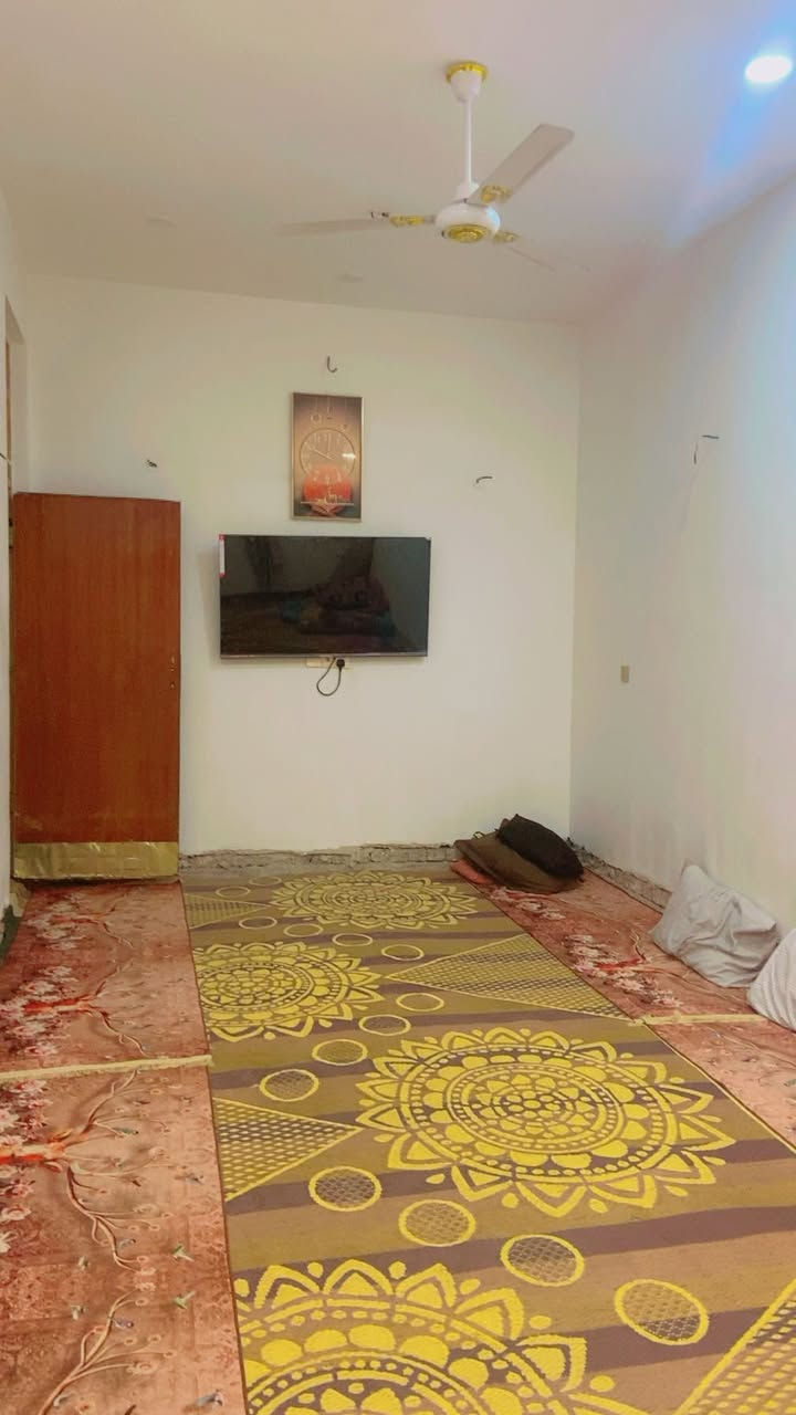 السلام عليكم  بيت مساحته 125 متر في حي البتول شارع الثلاجات البيت كله طابوك ونضيف بنيان جديد ***********
