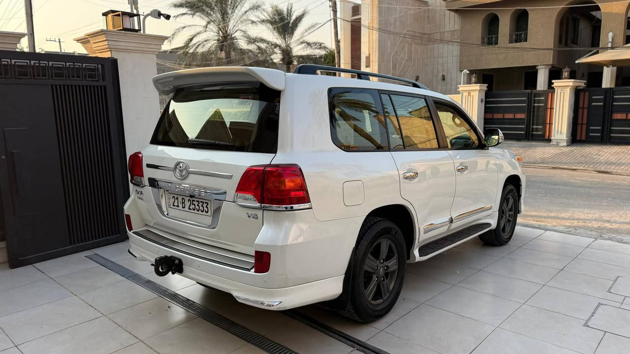 2015 Toyota Landcruiser 

سلام عليكم

لاندكروز 2015 جيهان اول مالك 
GXR v6
مكينة 6 سلندر
رقم سليمانية باسمي
ماشية 138 الف حقيقي

سبير وعدة مال شركة 
على ايد وحدة من هيه زيرو 
مكينة كير حداديه تخم تاير باتري كهربائيات كلهن جدد 
كفاله من الصبغ والتبديل 

بيها بارد جوه قبغ البانزين

المواصفات:-
سلايد فتحة
ثلاجة 
كشنات كهربائي ثلاث دكم
شاشة + كامرة + حساس امامي خلفي  
تحكمات ستيرن 
مري شفط
8 ايرباك 

نظام فور ويل 
تشغيل عن بعد 
تشغيل بصمة وابواب وجنطة
وباقي من المواصفات معروفة

مكانها بغداد سيديه 📍
***********
