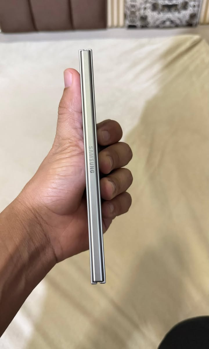 Z فولد 7
السلام عليكم اخوان 
استخدام الجهاز فقط 20 يوم ضمان 
اخذته قبل 20 يوم بسعر 2,480 
واريده بـ 2,150 وبيه مجال تشوفه غالي الله يرزقك ب الاحسن منه وارخص يارب 
*********** 
***********
