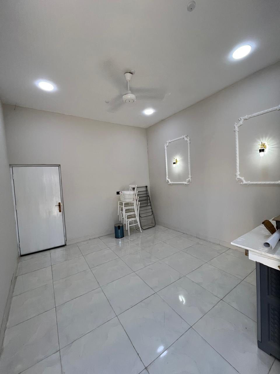 بيت 🏠 للبيع
الموقع : شط العرب
4سايدات الجزيره 
 -شارع زين العابدين -مجمع عالم الرواد السكني  
مساحه البيت 150م
يحتوي البيت على غرفتين منام وصالة 
وديوانية ومطبخ وصحيات 
البيت كامل ما ناقصه اي شي 
سعر البيت72 وبي  مجال 
استفسار اكثر ***********
