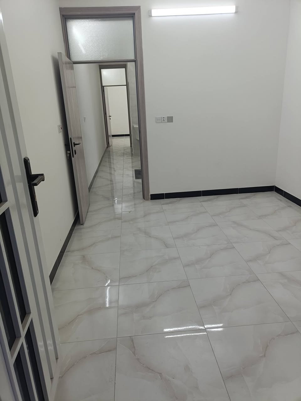 للبيع عقار مساحه 50 م بناء حديث زيرو فارغ يتكون من ثلاث غرف نوم وصاله وخدمات منور  ناجي عواد الاستفسار ***********
