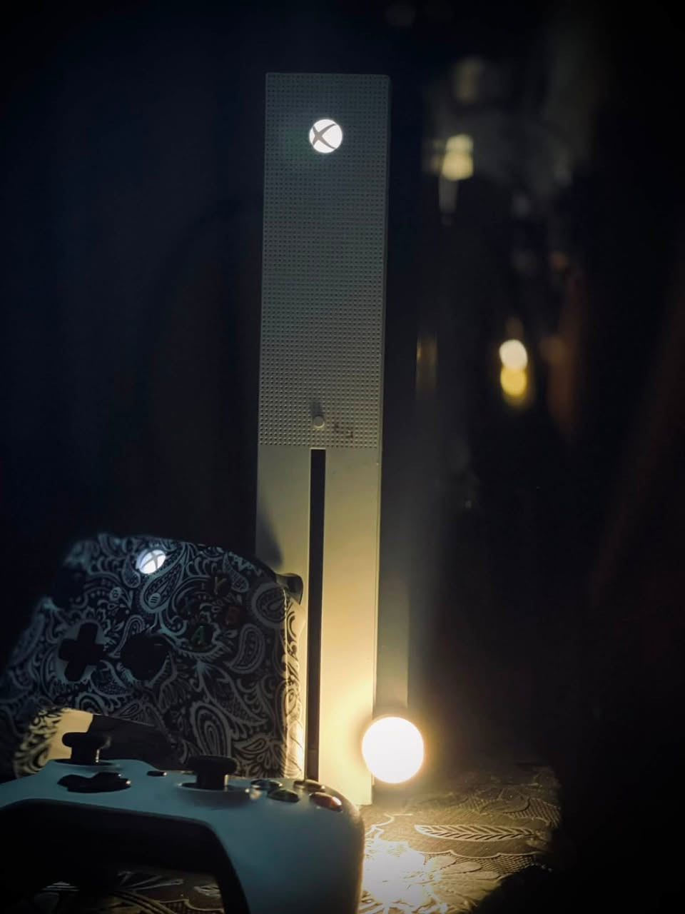 سلام وعليكم (XBOX): (1S) +ذاكرا (1T) معا جوستك فول نضافة والجهاز كدام عينك باقي التفاصيل على الرقم ***********.متوفر بس رقم
