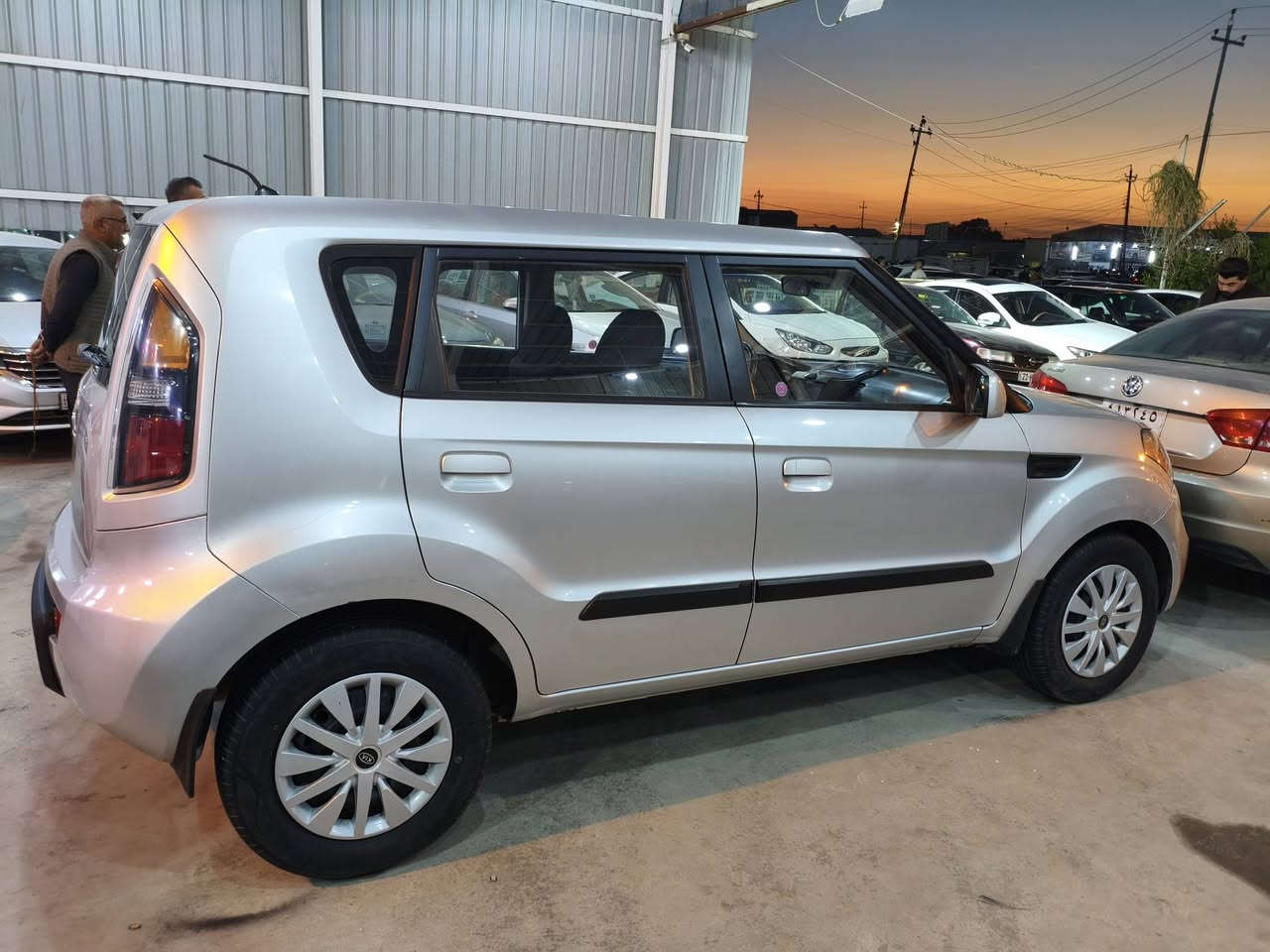 سلام عليكم سياره كيا صول للبيع موديل 2010كير عادي سياره نضيفه شبر صبغ بل صندوق فقط دفتر بازين موجوده رقم كركوك ومكان سياره بكركوك السعر 72 وللأستفسار الرقم ***********
