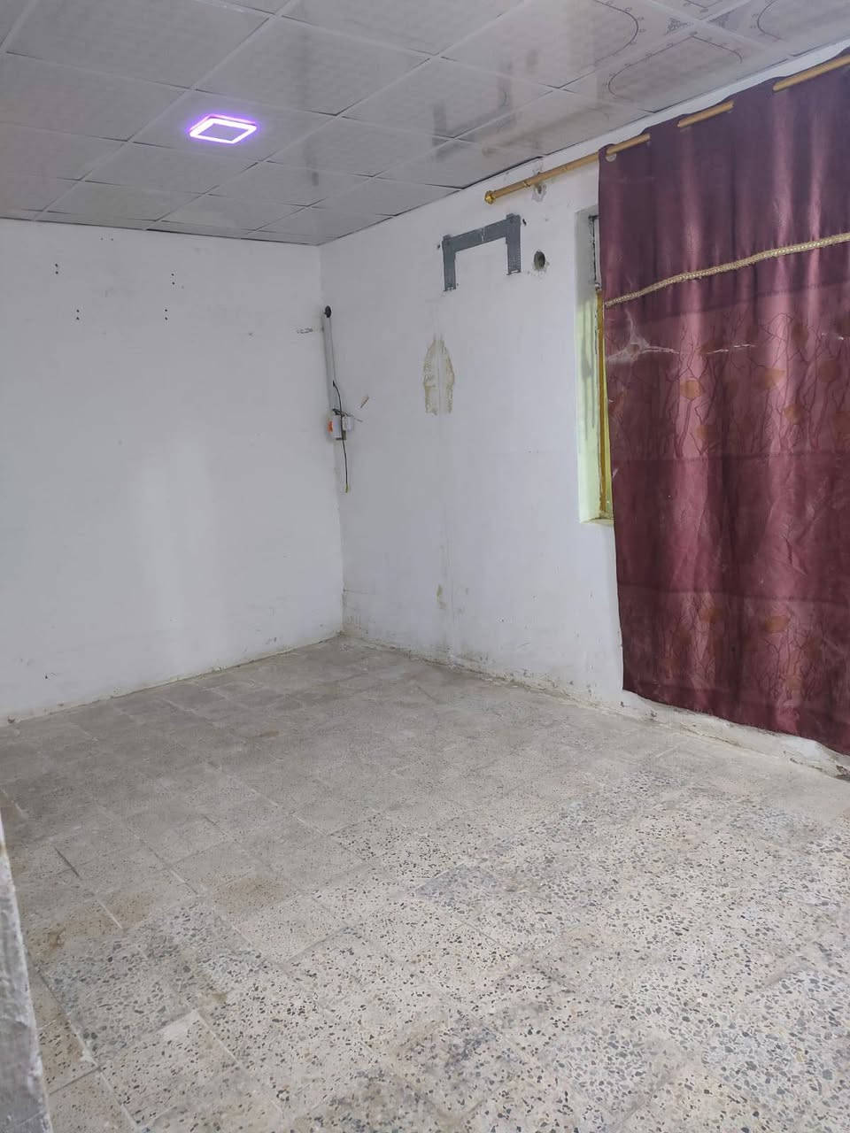 شقة للايجار في جمعية إسكان الموانئ على شارع عشرين طابق اول معزولة تتكون من صالة ضيوف ومطبخ كبير وغرفة ومجموعة صحية مع سطح داخلي الشقة جاهزة السعر أربعمائة الف شامل اجور الماء والكهرباء للاتصال *********** البصرة, العراق
