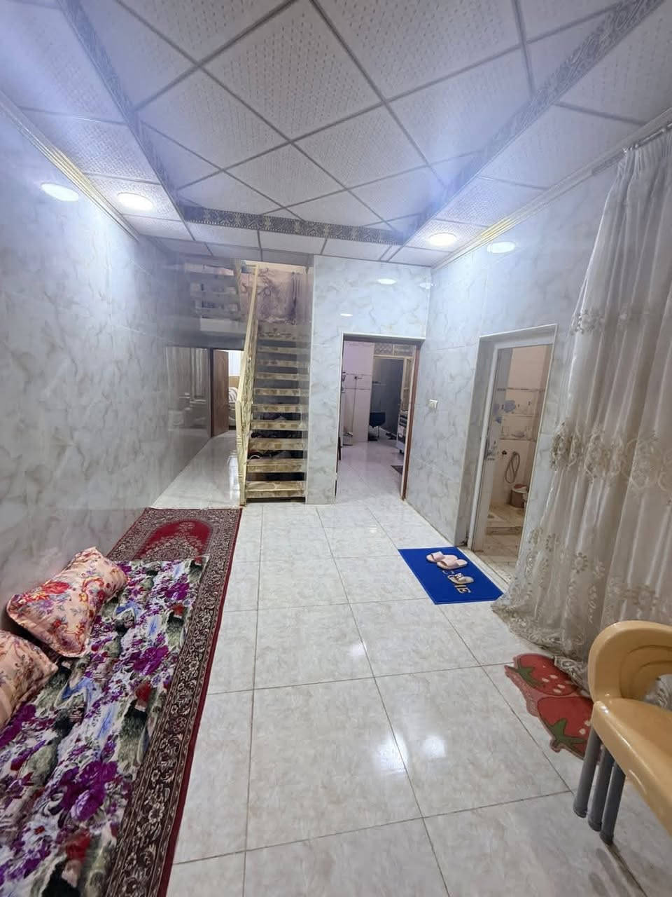 دار للبيع  100 متر قطاع 76 ثاني بيت عن الساحه ومجاور شارع البوريات بدايه الحي طابق واحد غرفه وصاله واستقبال ومطبخ ومكشوفه وصحيات داخليه وخارجيه وطارمه السعر 125 وبي مجال للاستفسار الاتصال على الرقم التالي التميز للوساطة العقاريه ***********
