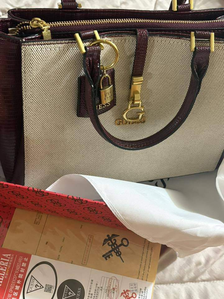 جنطه ماركه تموت متوفره باللون الاسود مختمه من الداخل 🖤والماروني وبيجي يموت .
*********** وتساب
