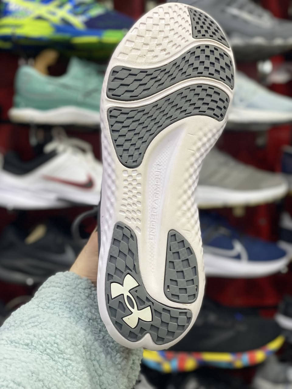 ماركة اندر ارمور وكالة اصلي
قياس :٤٣
طول القدم :٢٧.٥سم
للحجز دذلي خاص لو واتساب 
٧٧٠٨٢٨٤٢٤٢
