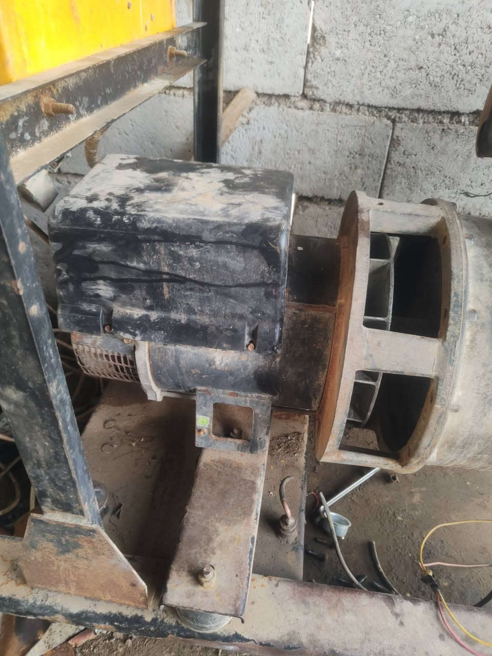 السلام عليكم داينمو ثري فيز للبيع السعر 300 نقص كارت يعوزهه
***********
