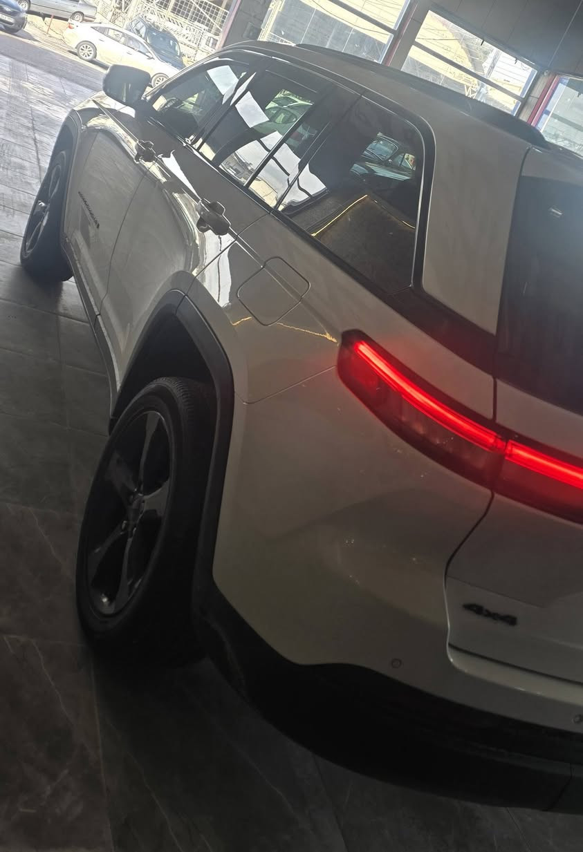 جيب كراند شيروكي 2023 بلاك توب BLACK TOP 
6 سلندر 
ماشية 12 فقط 
بيها مكانين كرت فقط..

فتحة سقف ( سلايت )
رادار امامي( تثبيت مسار مع مانع تصادم )
رادار جانبي( نقطة عمياء )
حساسات خلفية مع مانع تصادم 
تشغيل عن بعد 

كاتي بدون رقم تترقم شمالي  ( اربيل دهوك سليمانية )

السعر : 285 وبيها مجال 
المكان : دهوك
***********
***********
اتصال أو واتساب
