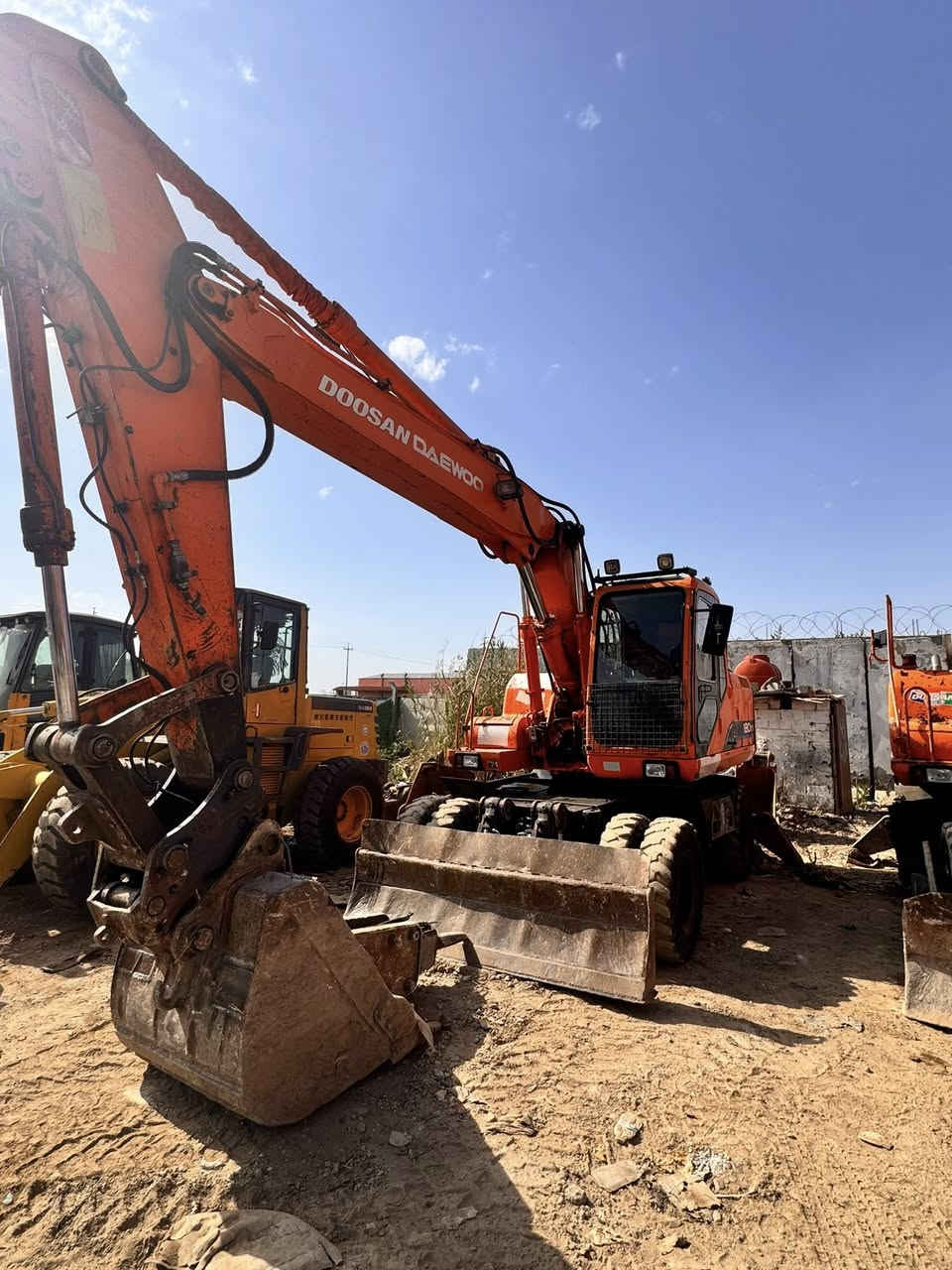 حفاره للبيع 2006رقم أربيل بسمي حفاره خير من الله جاهزه للعمل مكفوله من كير محرك  مكاني بغداد 
***********
