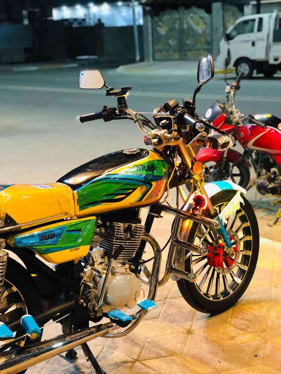 عليكم دراجه للبيع موديل 24محرك 200نقص صفاحيه 
العنوان: رمادي قرب مقبرت المشيهد 
اوراق منفيس
السعر 850بي مجال 
هاذ رقم ***********
