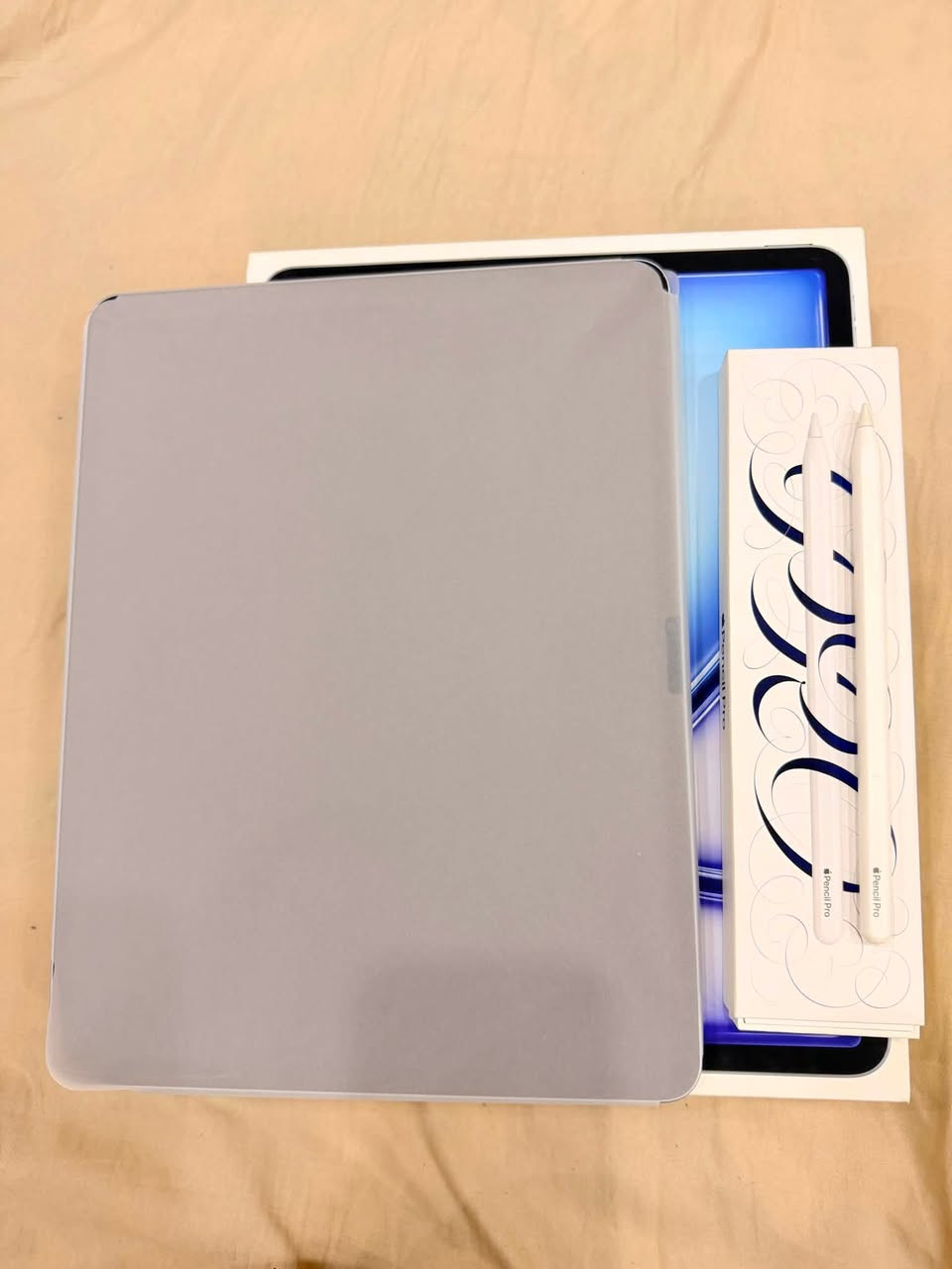iPad Air 13-inch (M2) – 128GB Wi-Fi
* سعة 128GB.
* إصدار Wi-Fi (بدون شريحة).
* البطارية 100% وبكامل كفاءتها.
* استخدام قليل جدًا، والجهاز نظيف بنسبة 100%.
* خالٍ من الخدوش أو أي مشاكل، ويعمل بكفاءة تامة.
* يأتي مع Apple Pencil Pro الأصلي.
* مرفق غلاف أصلي قوي وعالي الجودة.
* مرفق واقي شاشة Paper-like بطبقتين يمنح إحساس الكتابة على الورق عند استخدام القلم.
* جميع الملحقات والجهاز تم شراؤها من iCenter، الوكيل المعتمد لمنتجات Apple.
* يتوفر مع العلبة الأصلية وكامل الملحقات.

السعر: 950,000 دينار عراقي قابل للتفاوض بالمعقول


**إذا كنت صاحب هذا الإعلان وتريد حذفه لأي سبب، رجاءا أرسل رسالة إلى الدعم الفني**