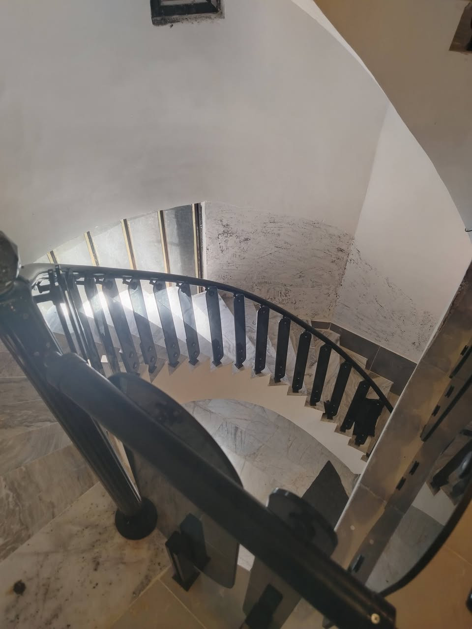 دار البيع مساحه ٢٤٠ متر بيت بناء حديث غرف نوم ٦ سويت موقع موحيه سعر ***********
