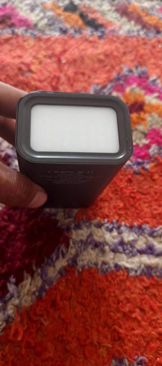 السلام عليكم شاحنه اصليه شحن سريع وبيه شمعه السعر عله الخاص
***********
