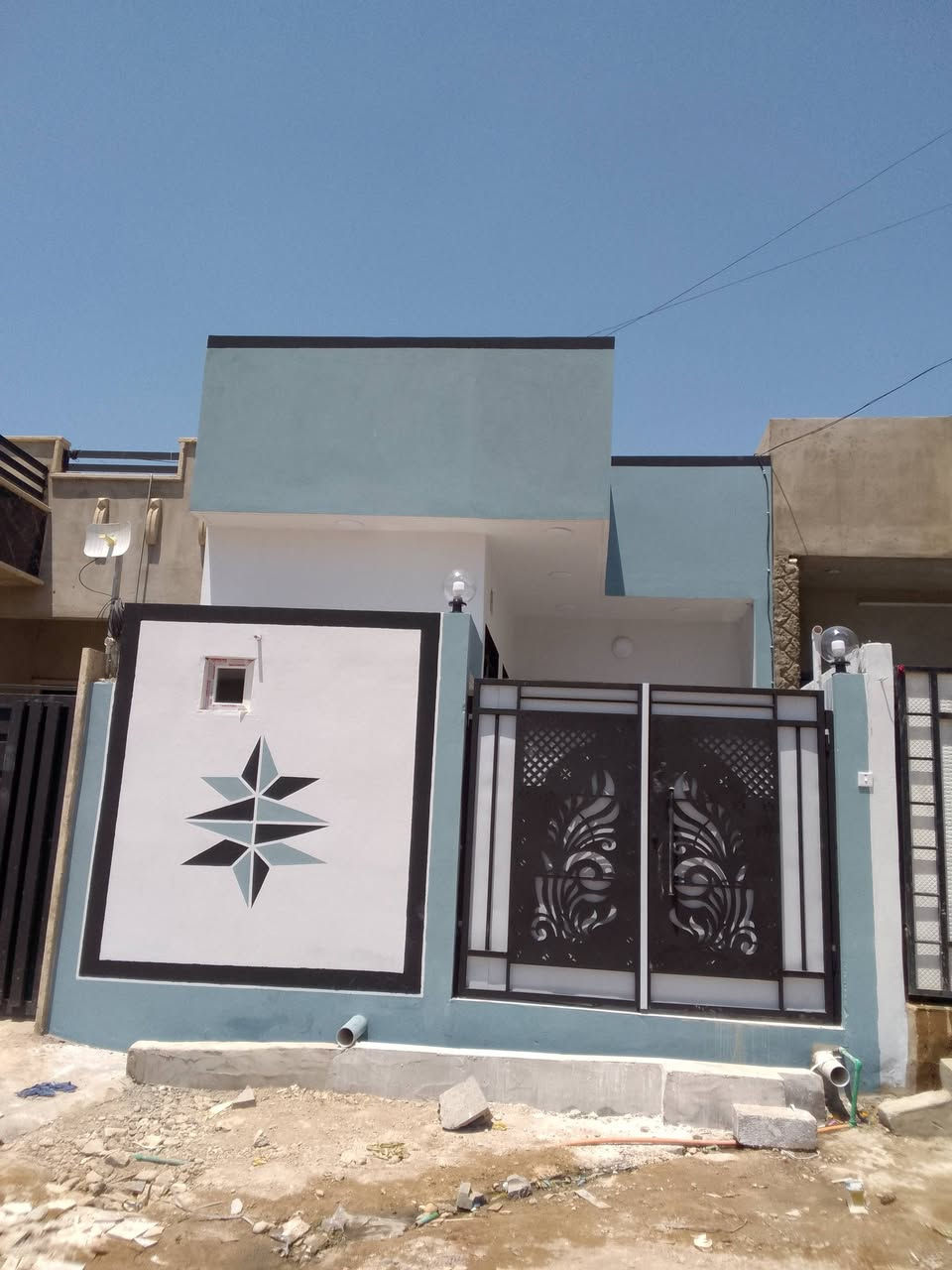 ":
🏡 بيت للبيع (فول زيرو) بحي القوسيات / حي الزيتون
المساحة: 100 متر  مدخل   (أسواق أبو علي). قرب تقطيع السائق باتجاه حي الملايين الثانيه
الداخل: 1 غرف + استقبال + صالة + مطبخ + 1 حمام.
الخدمات: كاملة ( وكهرباء) يبعد عن التبليط تقريبا 40 متر
القانونية: سند زراعي (حق تصرف) + نموذج 25 
💰 السعر: 48 مليون دينار.
📞 للتواصل: *********** | ***********
