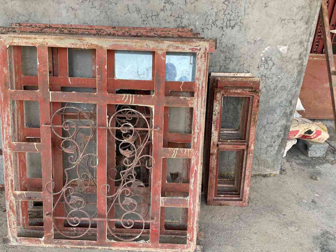 السلام عليكم
موجود بوب وشبابيك حديد للبيع 
بوب خارجيه عدد 2 
1 باب طول 250 وعرض 140
2 باب طول 250 وعرض 110
شبابيك عدد 9
6 شبابيك قياس واحد طول 130 وعرض 120
وشباك مطبخ طول 100 وعرض 100 
وشباكين كندور طول 120 وعرض 40 

للشراي يتصل على هاذ الرقم ***********
