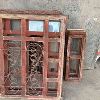 موجود بوب وشبابيك حديد للبيع  بوب خارجيه عدد 2  1 باب طول 250 وعرض 140...