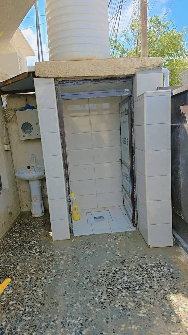 بيت 🏠 للبيع قرب شارع ٢٠ المساحه ١٠٠م قاط واحد  يحتوي  استقبال مطبخ غرفة نوم مطبخ منور صحيات خارجيه وصحيات خارجيه تواصل ***********
