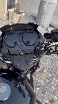 سلام عليكم دايوان موديل ٢٠٢٦ دراجة معرض جديدة كلش ماشية ٨٤٠ كيلو بس رقم و سنويه بصمه و سوياجات ٢ مكانها بغداد الطالبية ٣ ملايين وبيها مجال حك الجية مارجع احد 
***********
