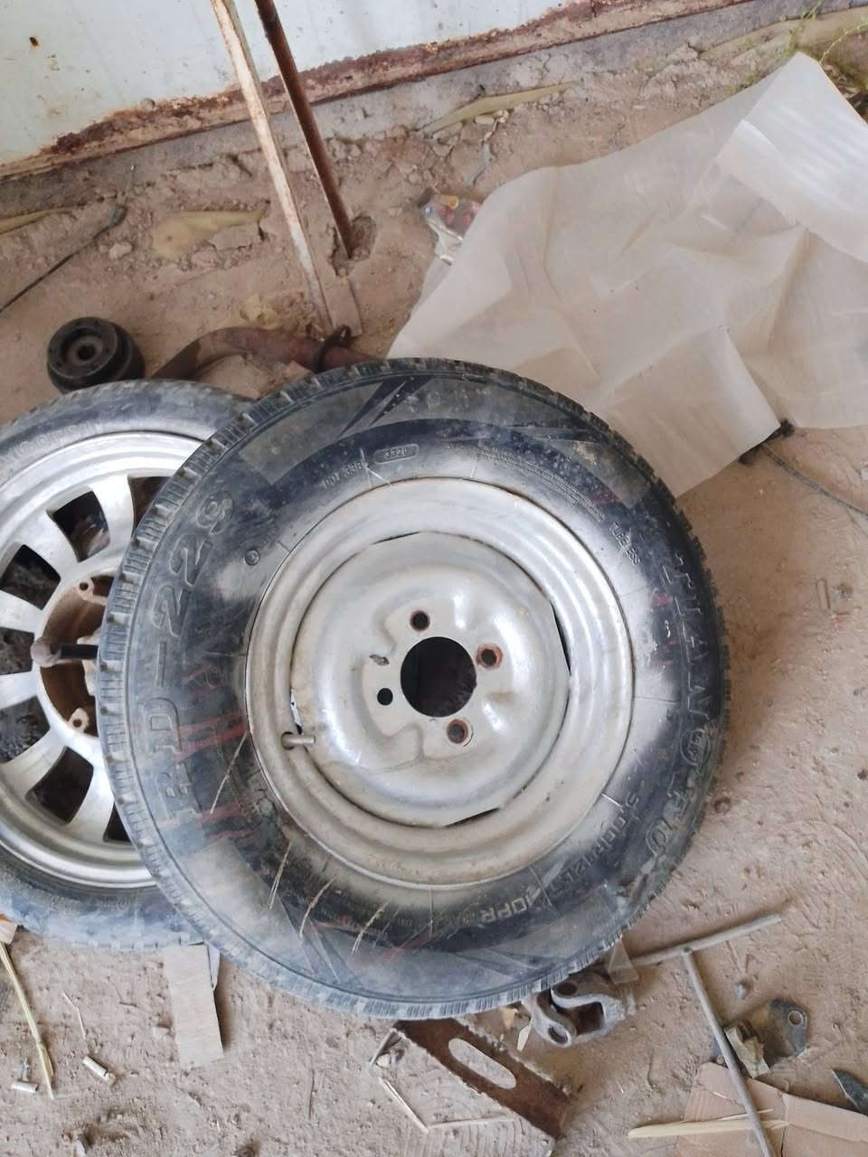سلام وعليكم اكسن حجم 13 سعر 60 وياله 3 خلفي ومامي هنه وتوايرهن كملت 75 تانكي سماي جديد 25 وتانكي ثاني سعره 25 ***********
