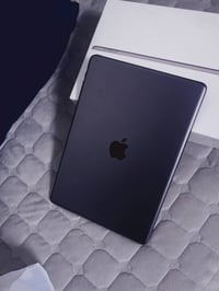 ايباد ٩ • مستخدم قليل • شاحن اصلي