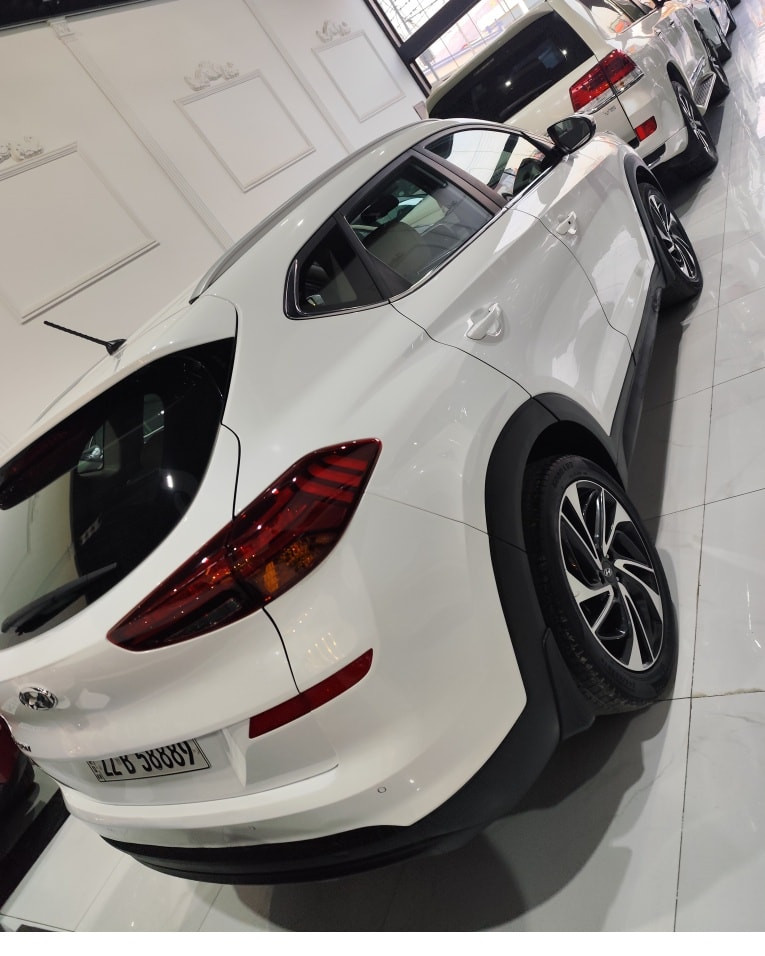 #توسان2019خليجي راقم اربيل دولي سنويه اوراقم جديد ماشيه 100KM فقط🚘السياره جديده ايد واحد من الشركه مواصفات ✅
2-بصمه عدد 2 بصمه ابواب دخول ذكي✅
2-مري شفط ثلاجه بل جكمجه ✅
3-حساسات خلفية✅
4-لايت زينون + LED✅
5-كشافات كشن كهربائي ✅
6- 4 دسك✅
7-قبضات أبواب من الألمنيوم✅
8-اريل  ✅
9-شاشة وسطيه+وكامره✅
10-مثبت السرعة Cruise✅
11-أوضاع القيادة  Drive Mode (ايكو-سبورت-نورمال)✅
12-قطعتين تبريد✅
13فول فول تحكمات ستيرنج جهتين
14-نضام ABS
15-اشارة في المرايا الجانبية✅
16-مخرج منفذ الطاقة ✅
سياره بيها فقط شبر بارد قبق الصندوق 
مكان السياره بدهوك للسعر واستفسار اتصل *********** بي وتساب هم
