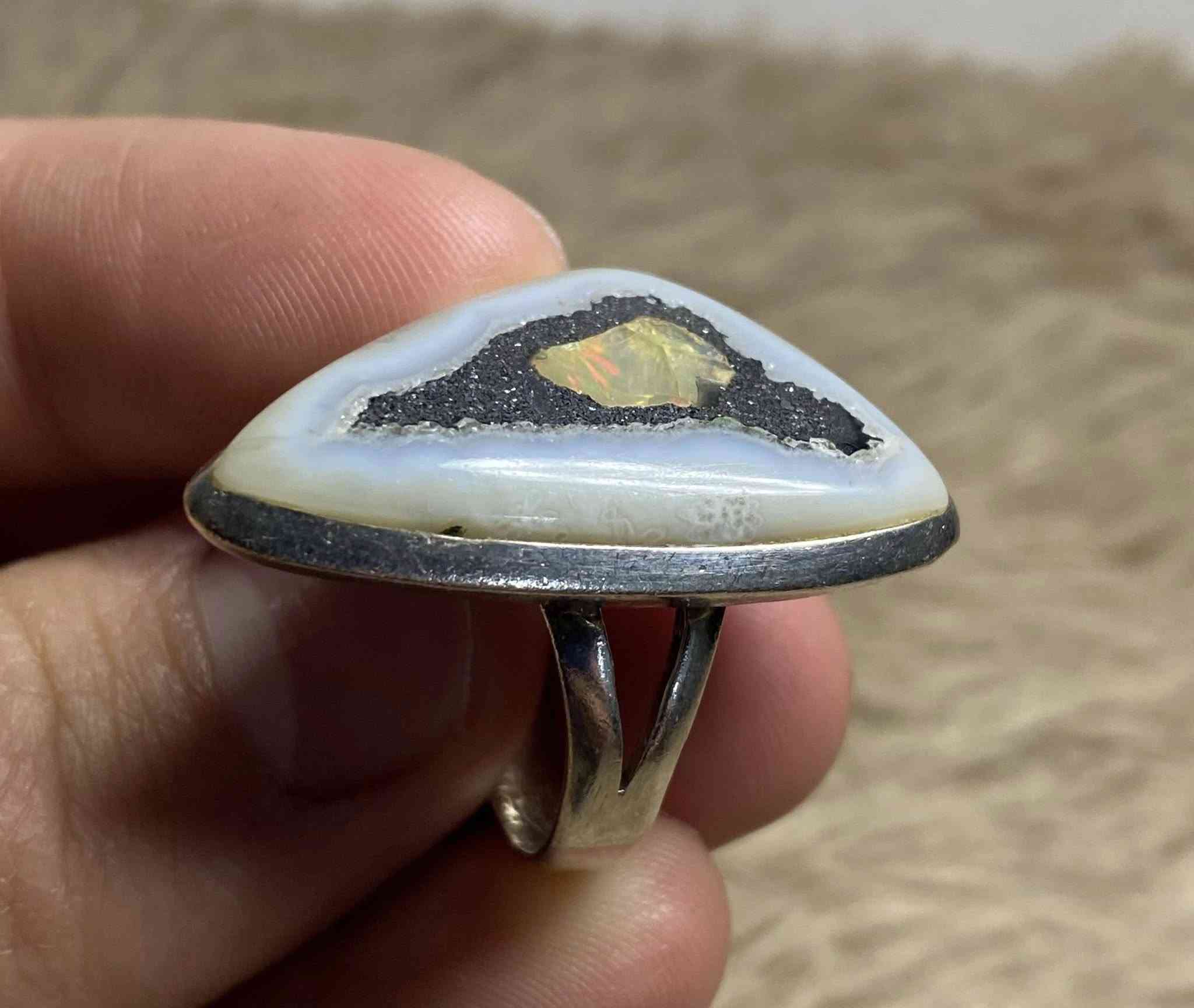 خاتم اوبال طبيعي خام تقريباً نادر جداً مصور صياغه يدويه قياس(23) للبيع يوجد توصيل ***********
