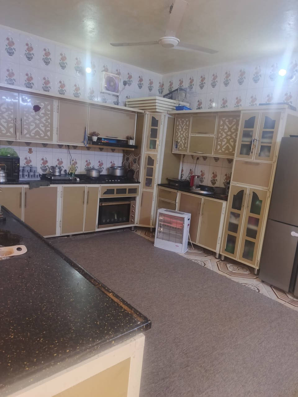 السلام عليكم بيت للبيع الخالص حي العصري قريب مدرسه خوله بنت الازور وقريب مولد وسام 
زراعي 25  مساحته 300 يحتوي على ثلاث غرف نوم 4×5 استقبال4×6 مطبخ 4×5
صاله صحيات طرمه وكراج ياخذ سيارتين بناء 2015 بيت مرتب 
عارضي ب 75 اي استفسار او تفاصيل فيديو او صور متواجدين خاص


**إذا كنت صاحب هذا الإعلان وتريد حذفه لأي سبب، رجاءا أرسل رسالة إلى الدعم الفني**