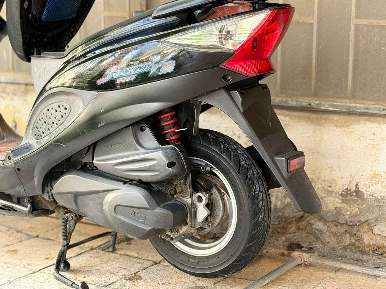 سلام عليكم شباب رجاءا اقره التفاصيل يلا تتصل السعر 825 الف م12 واليشوفهة غاليه السوك كلشي بي 
كامكو V2 رمبه كفاله عامه من محرك وكهربائيات وشلعه ومشي نعوومه وطسه تخبل دراجه بلاديه وماملعوب بيهة مختمه كلهة وجاهزه عل اخر حبايه ماعدى هذا السكن وانكسر عندي طخيت الباب بيهة 
حته وياها جيب اضافي مشدود بالجنطه وجادر 
مكاني ناصريه مركز
***********
