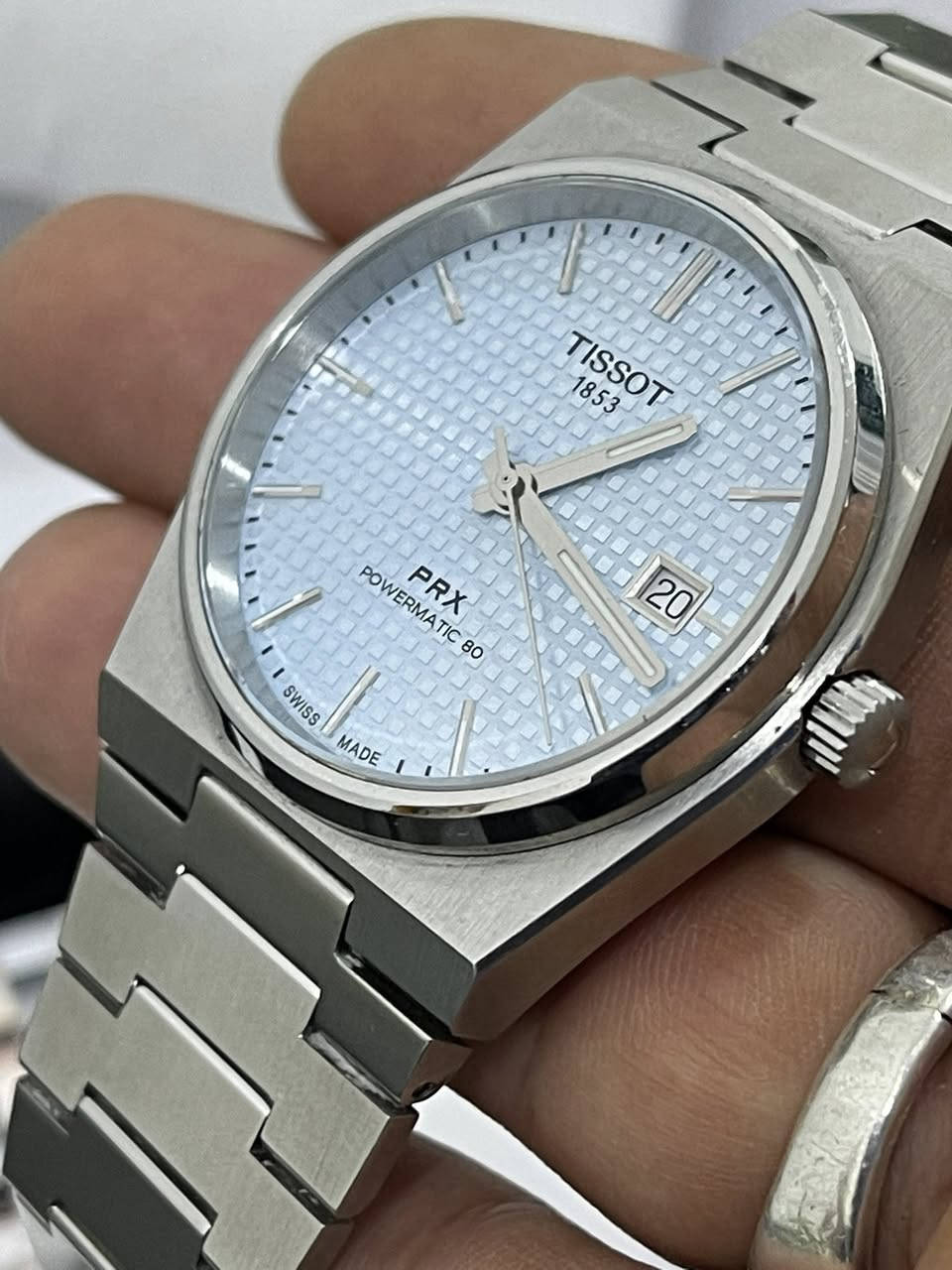 للبيع – Tissot PRX Powermatic 80 – موديل 2023 – كامل المرفقات ✅

📍 الساعة: Tissot PRX Powermatic 80
📅 السنة: 2023
⚙️ الحركة: أوتوماتيك سويسري – مخزون طاقة 80 ساعة
📏 الحجم: 40 ملم
🎨 اللون: أزرق ثلجي (Ice Blue) – نقش وافل
💧 مقاومة الماء: 100 متر
🔩 السوار: ستيل كامل – مشبك فراشي – خاصية التبديل السريع

المرفقات:
✅ العلبة الأصلية
✅ الضمان والوثائق
✅ كامل التجهيزات (Full Set)

الحالة: ممتازة – جاهزة للاستخدام اليومي.

💰 السعر: (750$)
📍 الموقع: (البصرة - متوفر توصيل كافة المحافظات )

للتواصل: (***********)

#Tissot #PRX #Powermatic80 #ساعات_سويسرية #ساعات_رجالية #للبيع #FullSet
