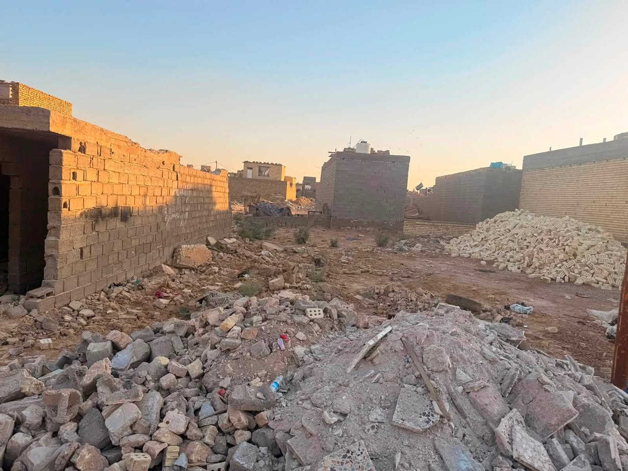 السلام عليكم قطعه ارض البيع بصف الهيكل المساحه ١٠٠متر الموقع حي طارق بل خير قريب عل شارع ١٥ تبعد عل تبليط دربونتين السعر 22 وبيه مجال خابر وتدلل ***********
