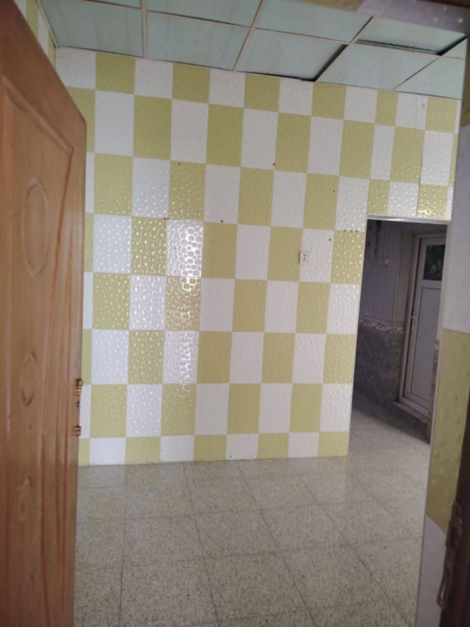 🛑 دار للإيجار
💰 سعر الإيجار: 400 ألف دينار شهريًا
⚠️ ملاحظة: يتم دفع إيجار أول ثلاثة أشهر مقدمًا.

📍 الموقع: النجف الأشرف – حي الميلاد
قرب سايدين ميلاد نصر
شارع الجنة – عمود 94
🚩 الدار واقعة على شارع الجنة مباشرة

📐 المساحة: 100 م²
🏠 الطابق: طابق ونصف

🔹 الطابق الأرضي:
غرفة – صالة – مطبخ – استقبال – صحيات داخلية – صحيات خارجية

🔹 الطابق الثاني:
غرفة – صالة – سطح

✨ مواصفات الدار:
بناء جديد ونظيف جدًا
سيراميك
سقوف ثانوية
سخان ماء
ماطور
عدد (2) تانكي ماء

🌟 مناسب للعوائل وموقع هادئ وقريب من الخدمات.

📞 للاستفسار:
***********
***********
