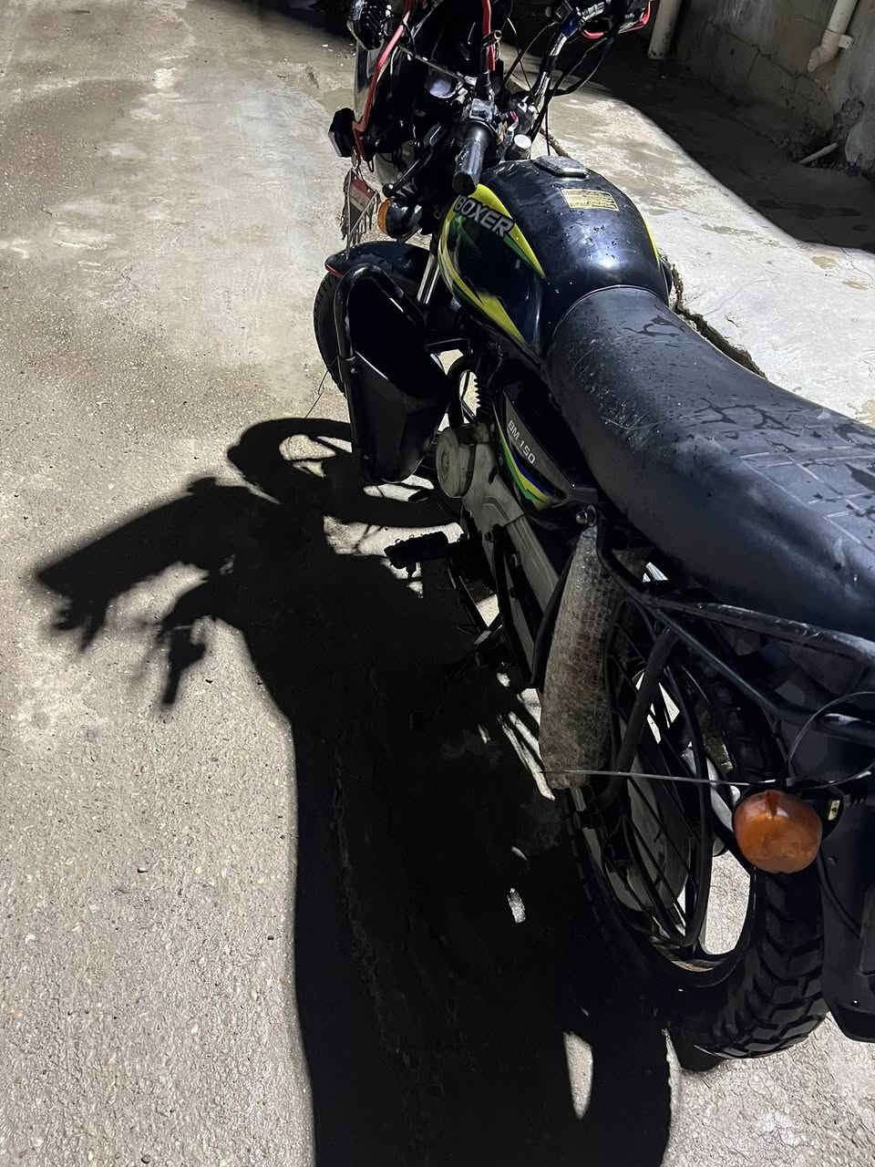 سللم عليكم دراجه بوكسر للبيع موديل 22 اوراقه موجوده بس بيه ورقتين تعبانه شويه محرك ممفتوح يرادله غسله و شويه ترتيب متكلفك 25 سعره 675 الف و بيه مجال حك الجيه اريد ازرب بل سوك عنوان بغداد بلديات ‪رقم ***********
