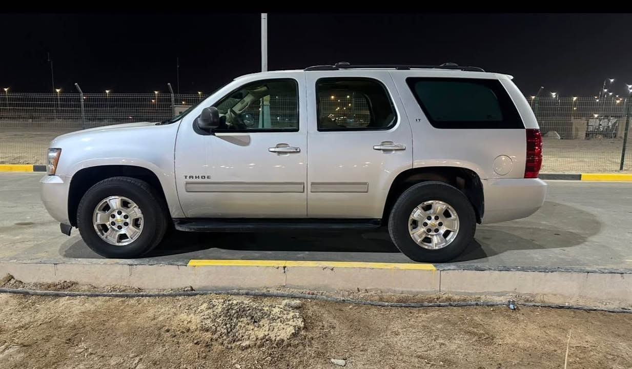 السلام عليكم 
تاهو 2013 للبيع 
خليجي وكاله الغانم 
بيها باب الامام عكس السايق مبدل وبارد بسيط الباقي كفاله 
ماشيه 200km الف
مواصفات LT
مكينه 5300 
السياره جاهزه وجديده مكينه كير حداديه تبريد تخم تاير دواخل كلها جديده ما عايزه شي رقم بصره الجديد (دولي) باسمي سنويه لل2030 مواصفات التاهو معروفه تشغيل عن بعد كشن السائق كهرباء لايت زنون السياره جاهزه ما ناقصه برغي السعر 260
وبيها مجال قليل حق الجيه للاستفسار *********** البصرة, العراق
