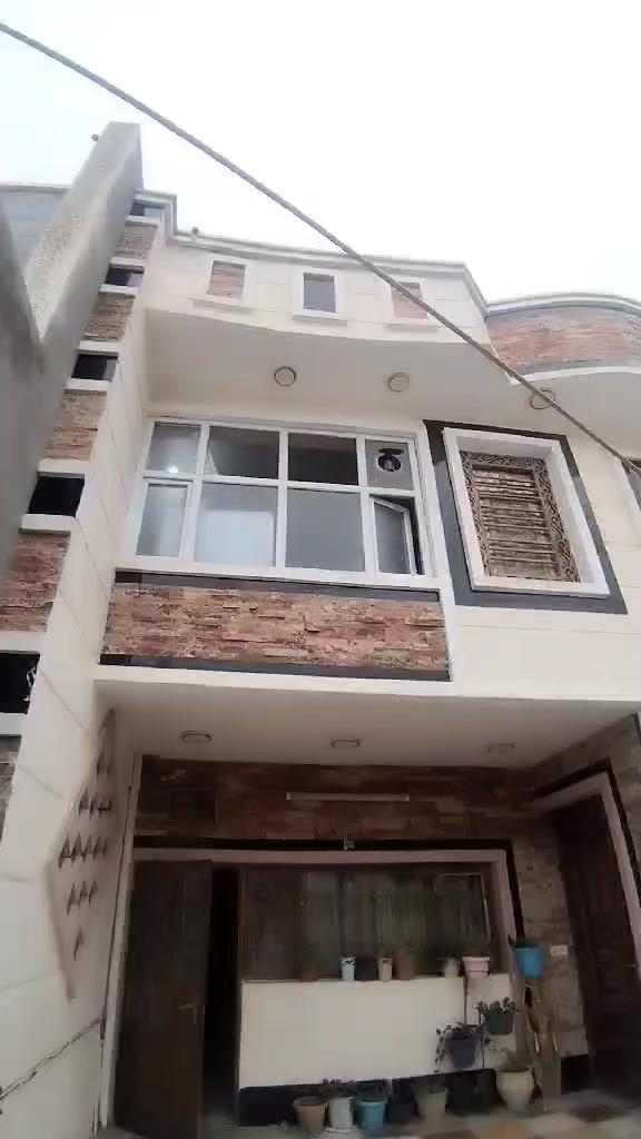 سلام عليكم بيت مساحته 200م البيت متكون من ٦غرف نوم و٤صحيات ومطبخ حار وبارد واستقبال المكان غزاليه سوق النفله للاستفسار ***********
