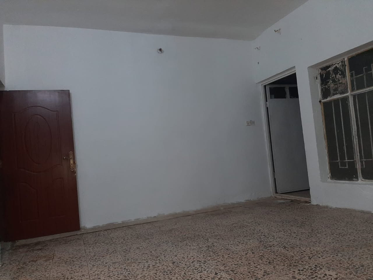 ١٠٠ متر 
طابو صرف 
بغداد شهداء النفط مقابيل ملعب دكسن شارع عريض 
كراج سياره و استقبال و مطبخ و صحيات حمام و تواليت منفصلات و غرفة نوم مناور ٢ 
سعر ٢٠٠ مليون 

***********
