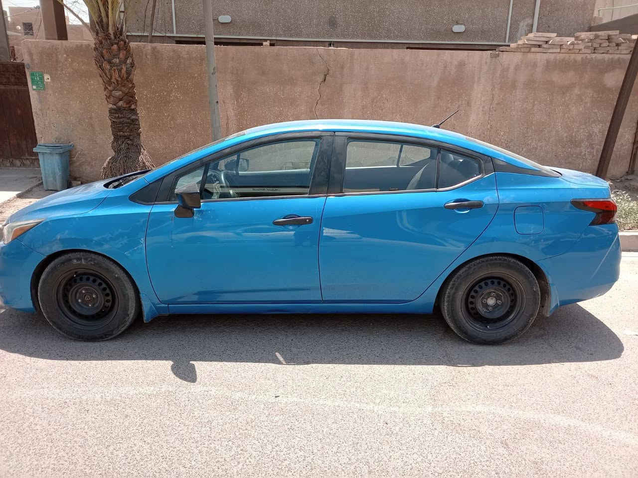 نيسان فيرسا موديل 20 رقم بغداد باسمي سيارة 3 قطع صبغ وقطعة كلير من أمريكا السيارة بدون دواخل كاملة اي نقص ما بيها نظيفة وحلوة سعر 105 وبيها مجال المكان بغداد 
***********
