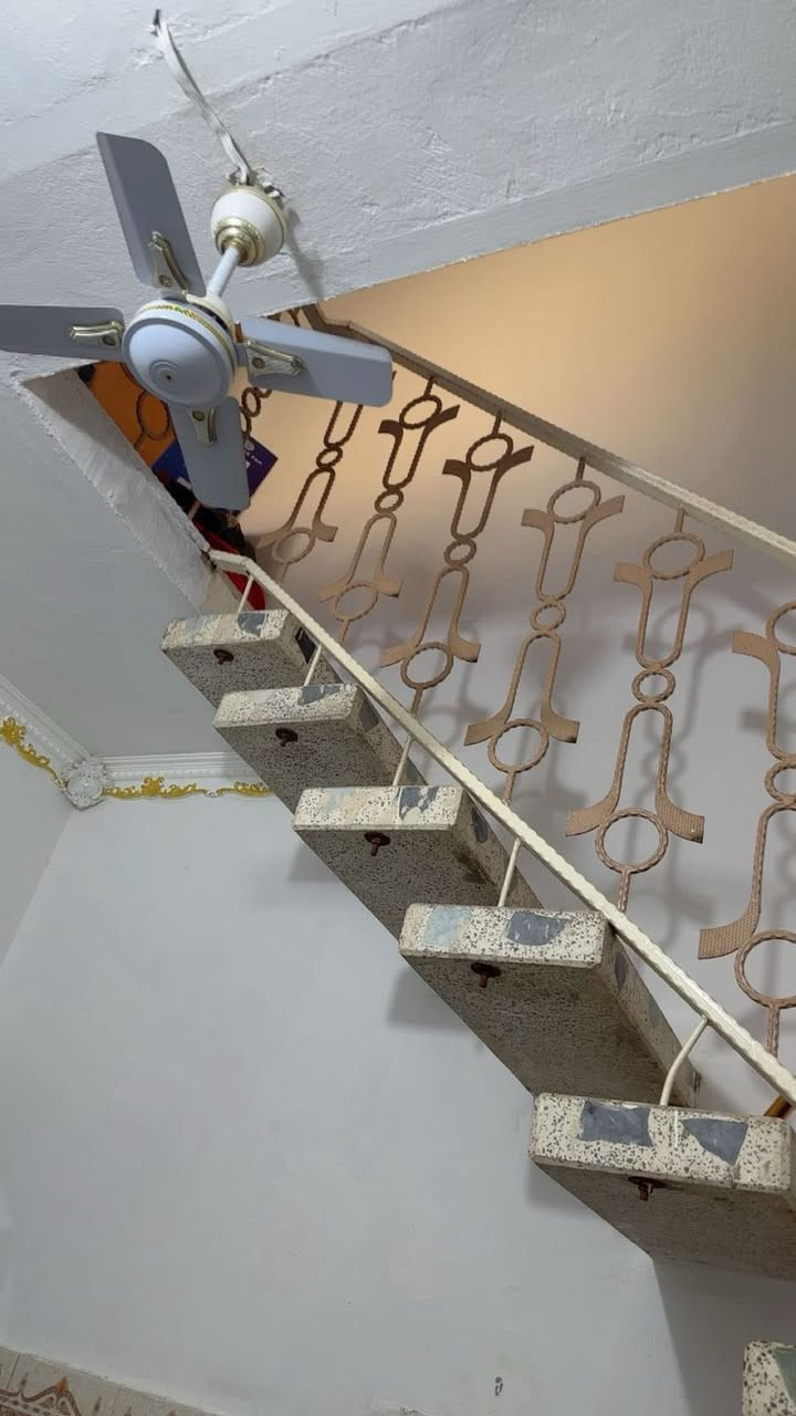 السلام عليكم ورحمة الله وبركاته 
بيت للبيع 🏡 100 متر 
حي العابچية قريب شارع 20 
طابق ونص 
طابو صرف 
السعر 70 وبي مجال 
***********
