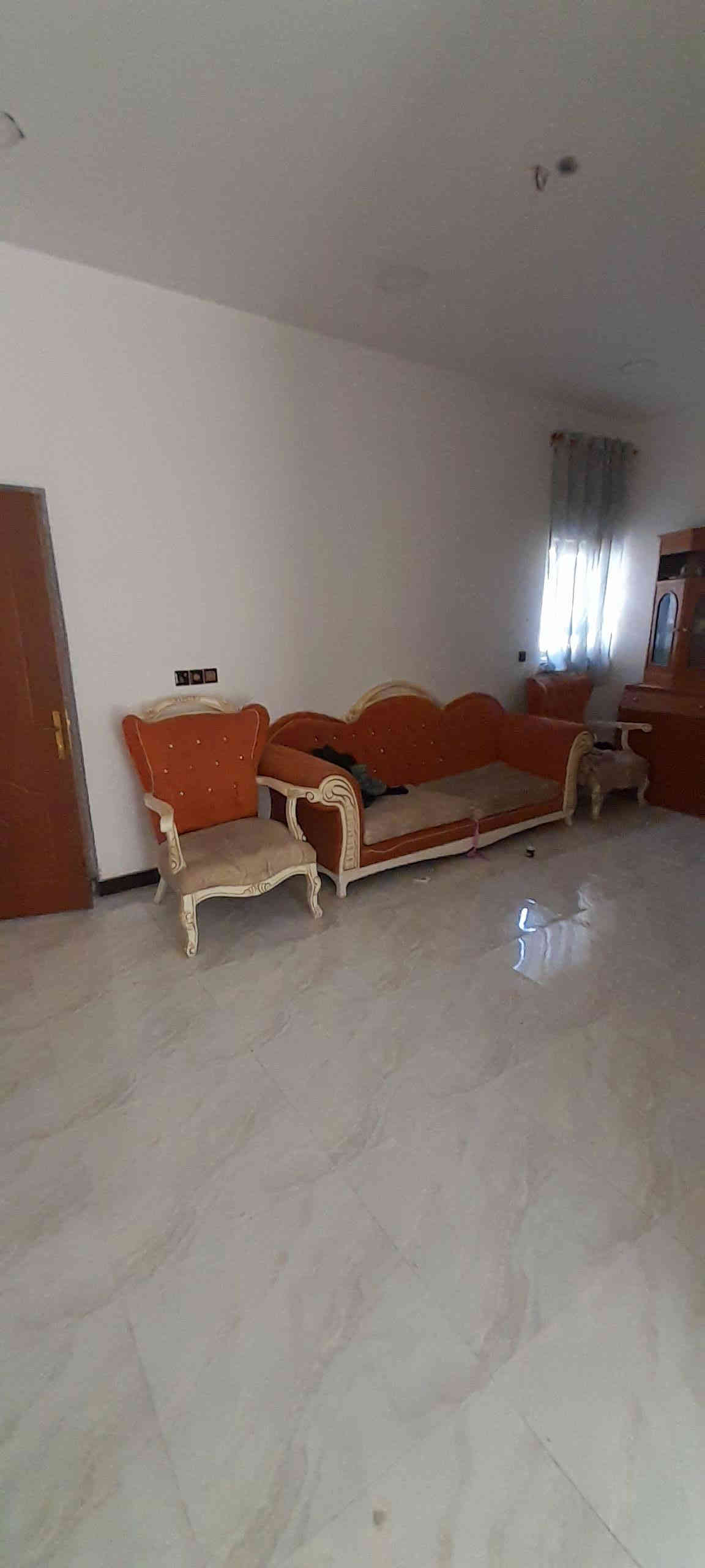 السلام عليكم بيت مساحة ٢٠٠ م في الموحيه نزله الصفاه القديمه يتكون الطابق الارضي من غرفتين ومطبخ وصالتين واستقبال ومنور عدد ٢ وصحيات داخلي وخارجي والطابق الثاني من ٤ غرف وصاله وصحيات السعر ٤٠٠ للاستفسار الاتصال على الرقم الاتي ***********
